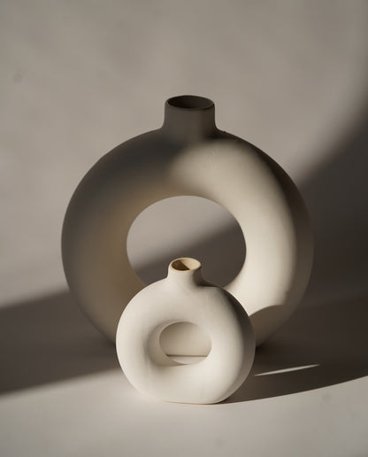 8 Inch Donut Vase (White)