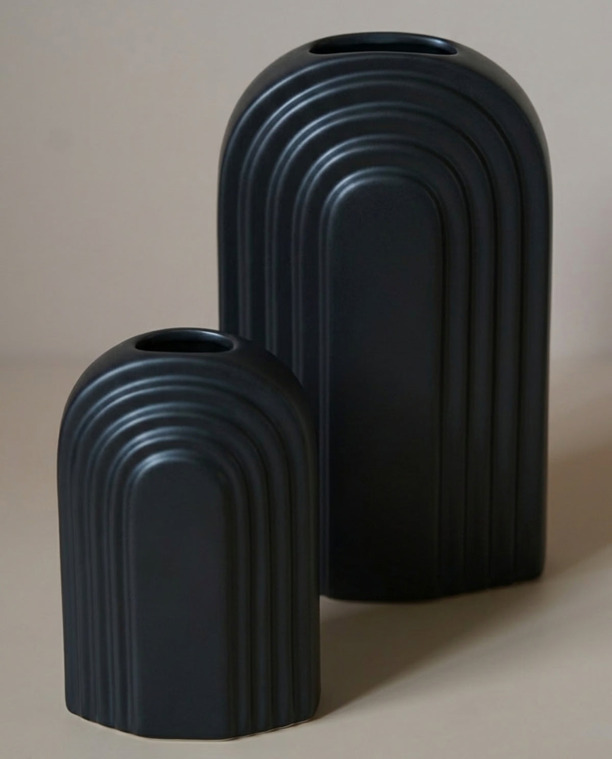 U-Line Vase Black (Small)